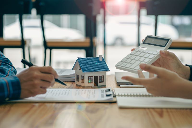 Mora em imóvel emprestado? Saiba o que é comodato e como comprovar residência nessa situação [Guia 2025]