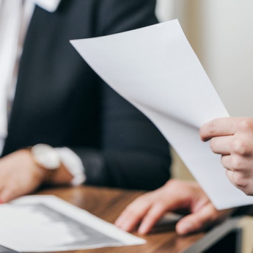 homem-e-mulher-sentados-mesa-analisando-declaração-de-residencia