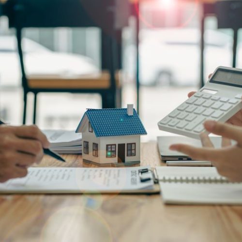 Mora em imóvel emprestado? Saiba o que é comodato e como comprovar residência nessa situação [Guia 2025]